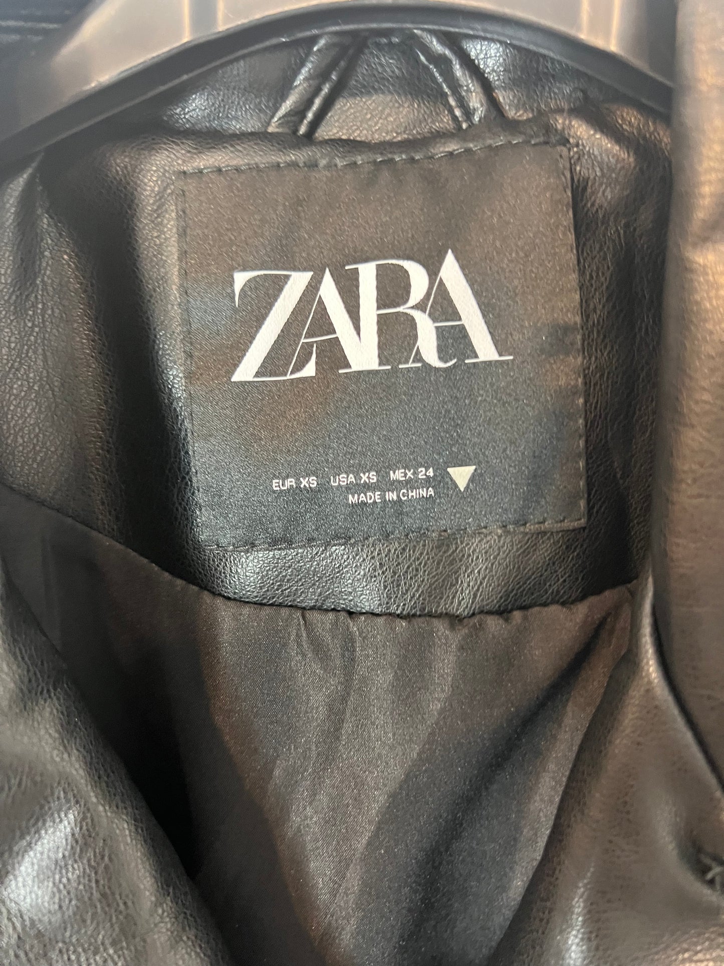 ZARA. Biker negra efecto piel.  XS