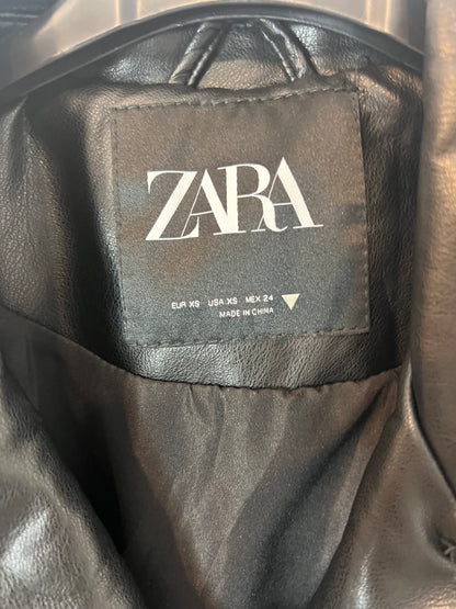 ZARA. Biker negra efecto piel.  XS