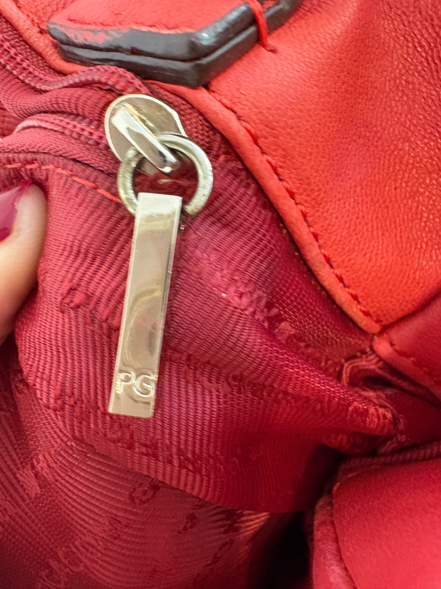 PURIFICACIÓN GARCIA. Bolso rojo piel doble asa
