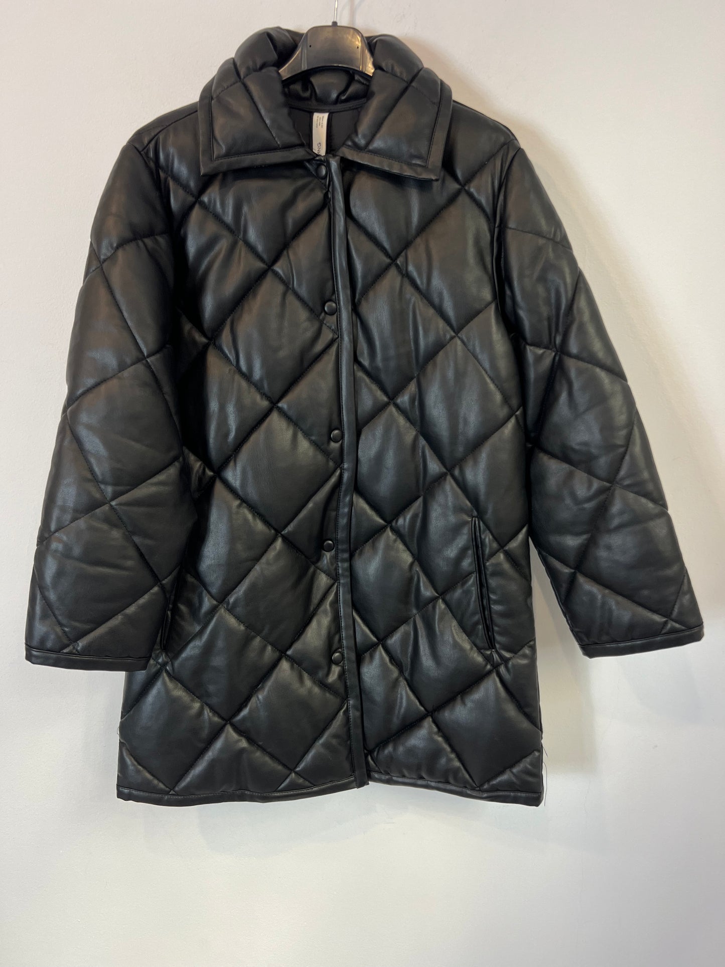 MANGO. Black quilted coat. Size XS