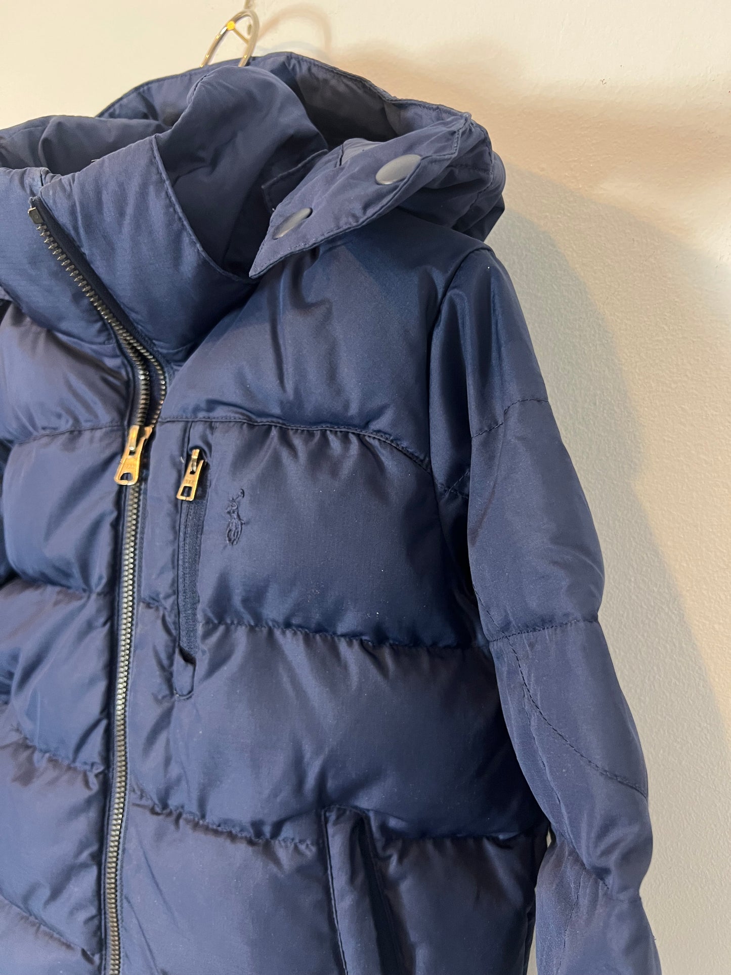 POLO RALPH LAUREN. Plumas azul capucha extraíble. T 4 años