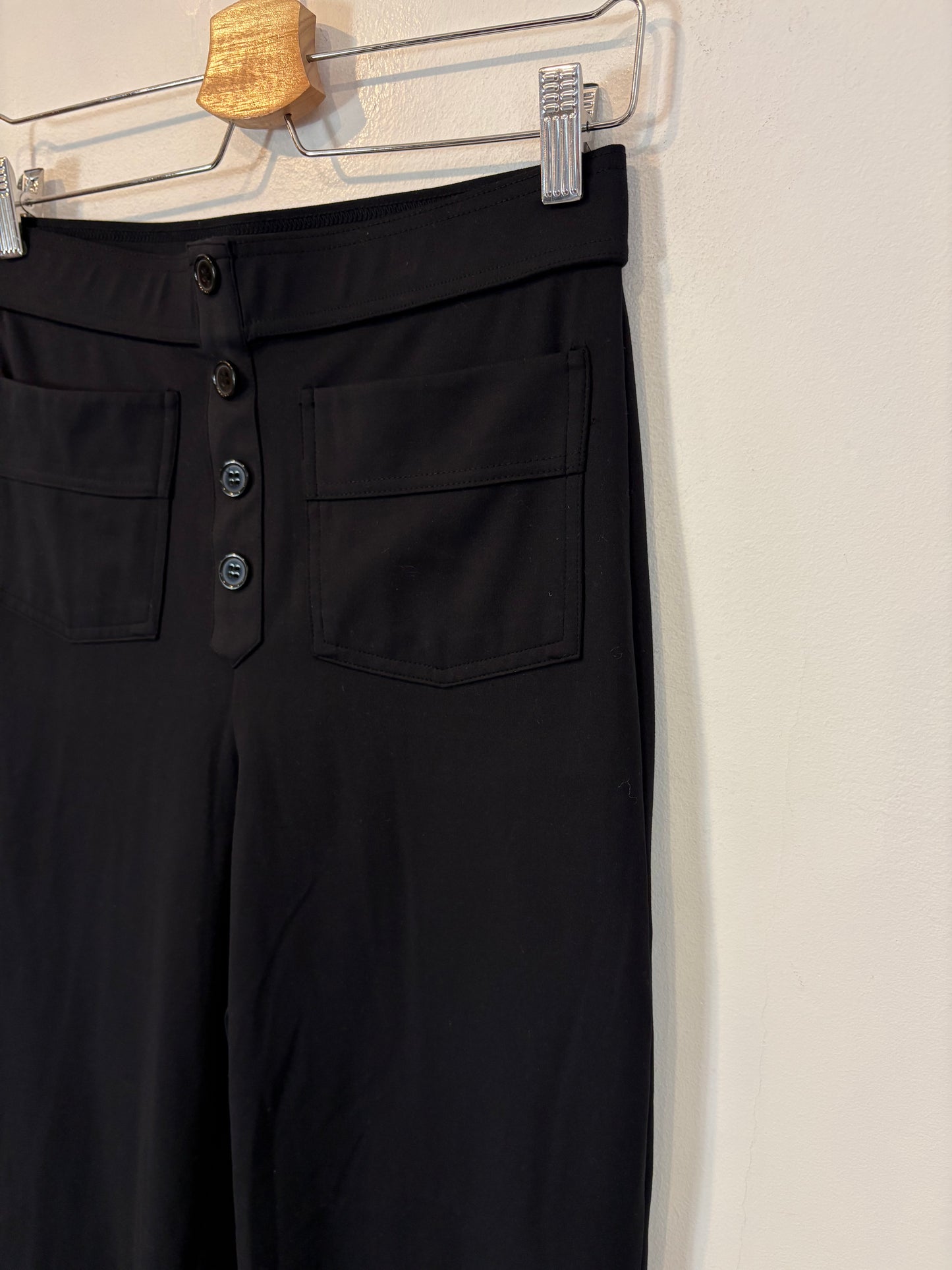 HALARA. Pantalón negro bolillos textura