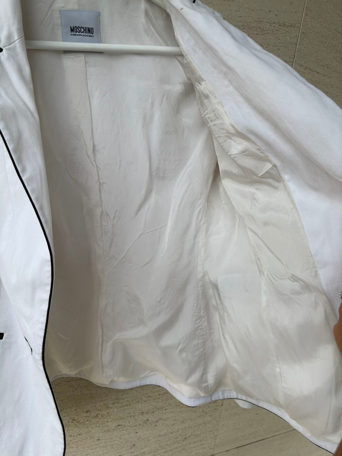 MOSCHINO. Blazer blanca detalles en negro