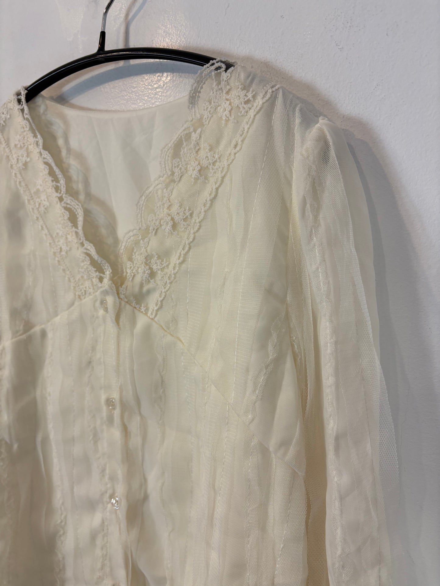 OTRAS. Blusa color crudo encaje