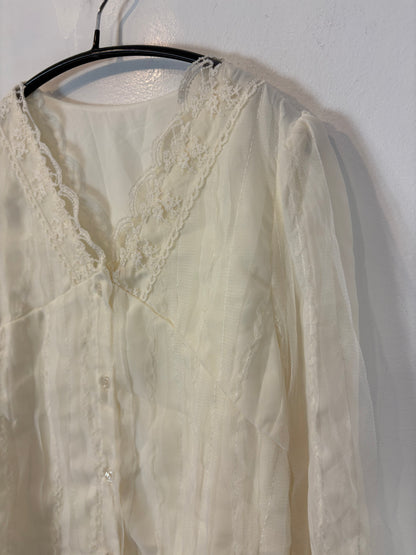 OTRAS. Blusa color crudo encaje