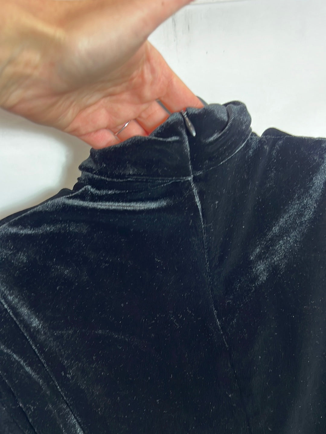 ZARA. Top terciopelo negro hombreras y fruncidos. T XS