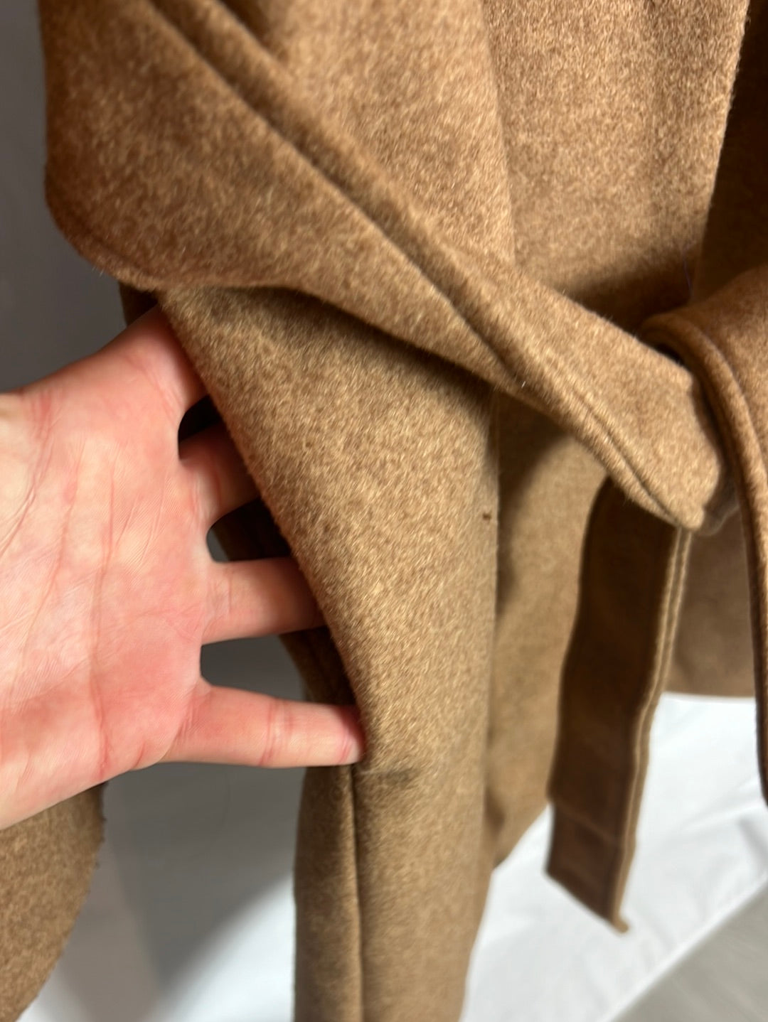 ONLY. Abrigo paño camel con cinturón. T M