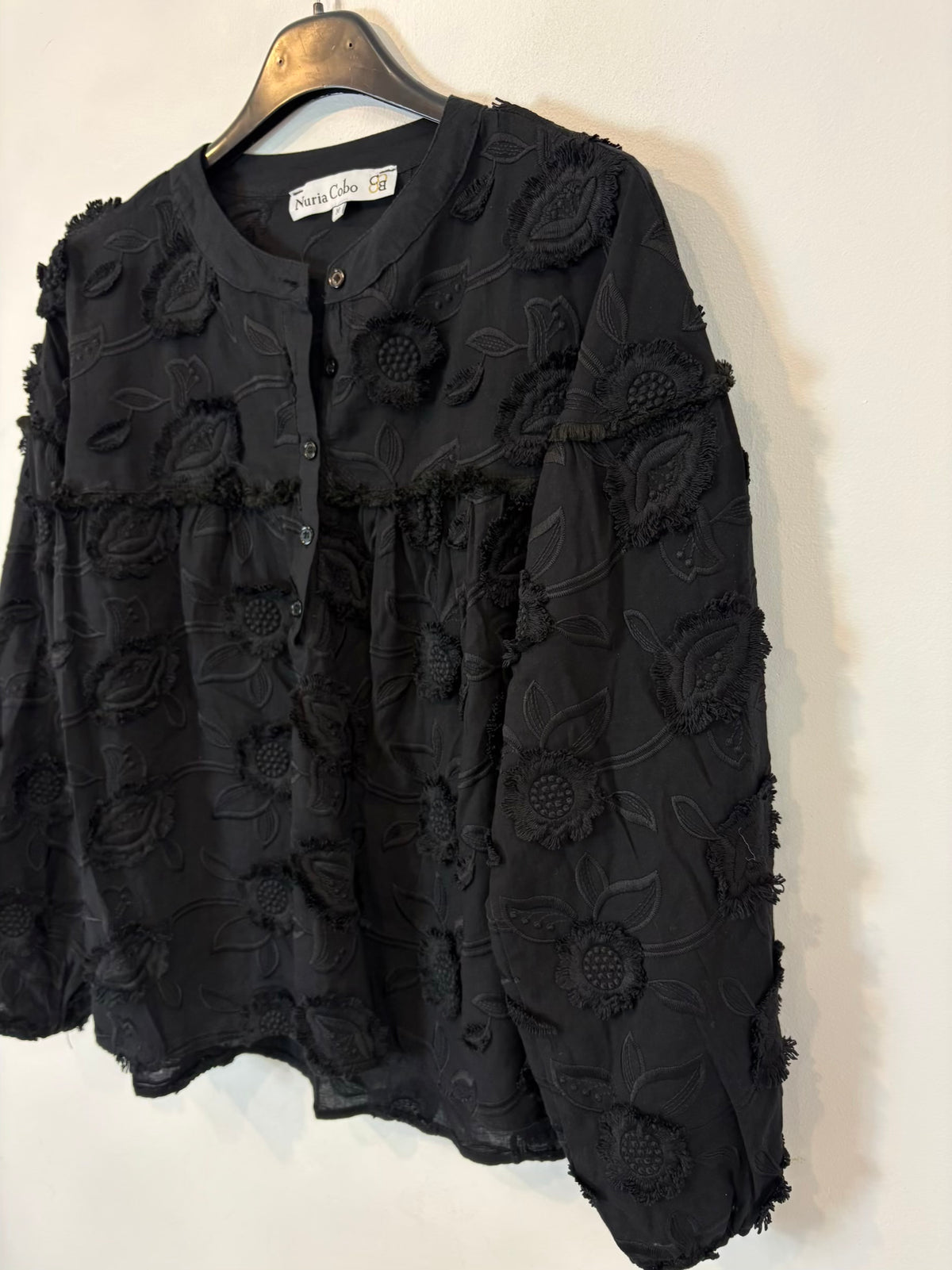 NURIA COBO. Blusa negra texturas