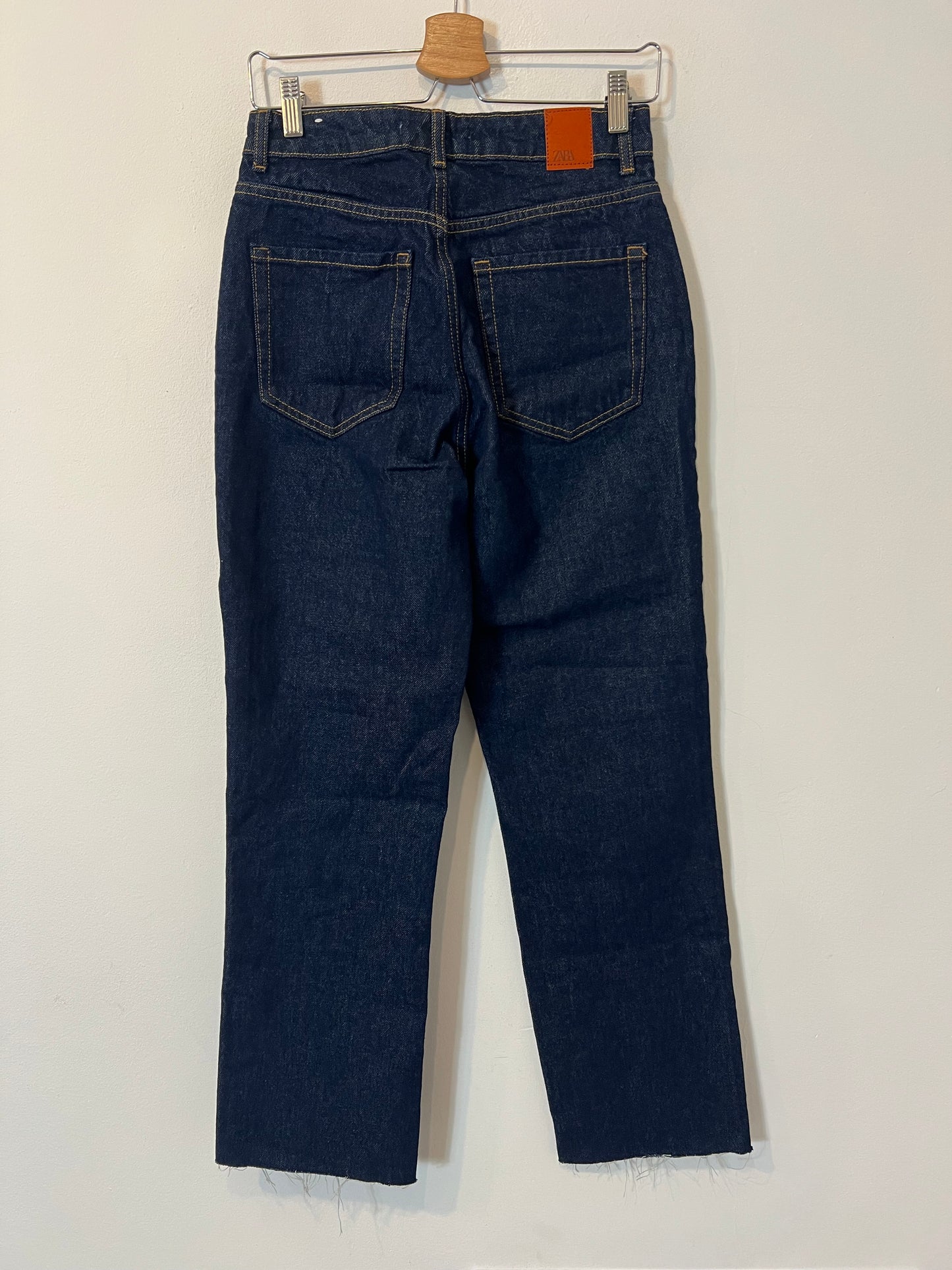 ZARA. Denim recto oscuro