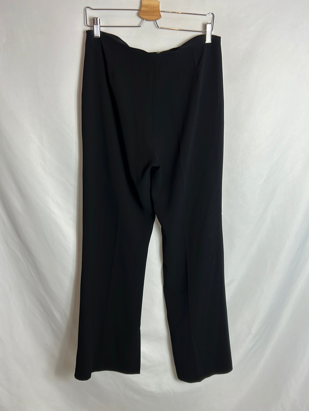 MANGO. Pantalones a negro pata ancha aperturas. T 40