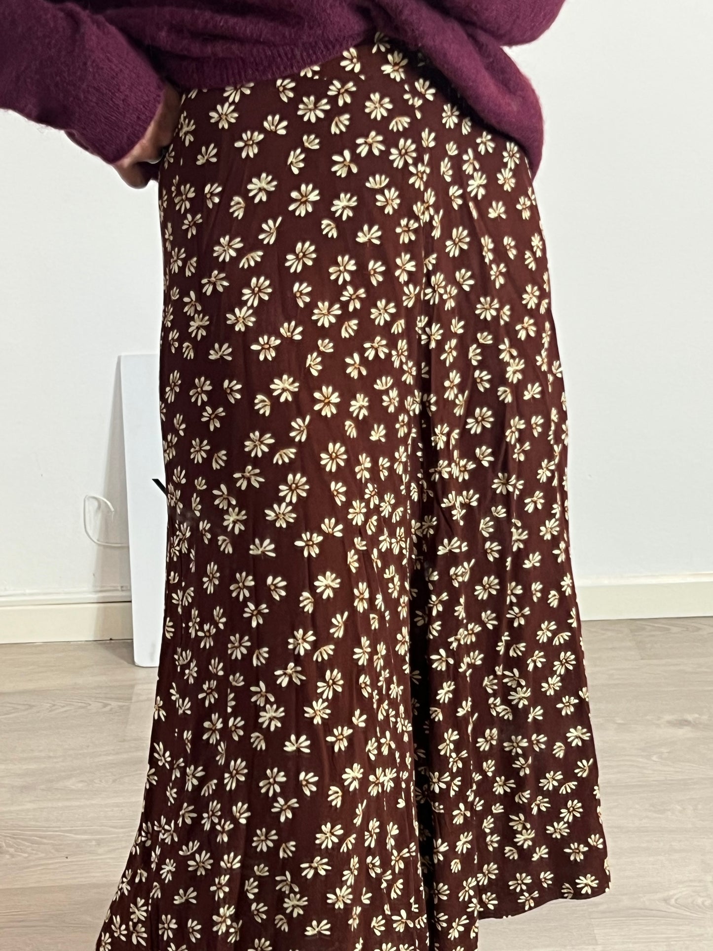 MANGO. Falda midi marrón flores T.s