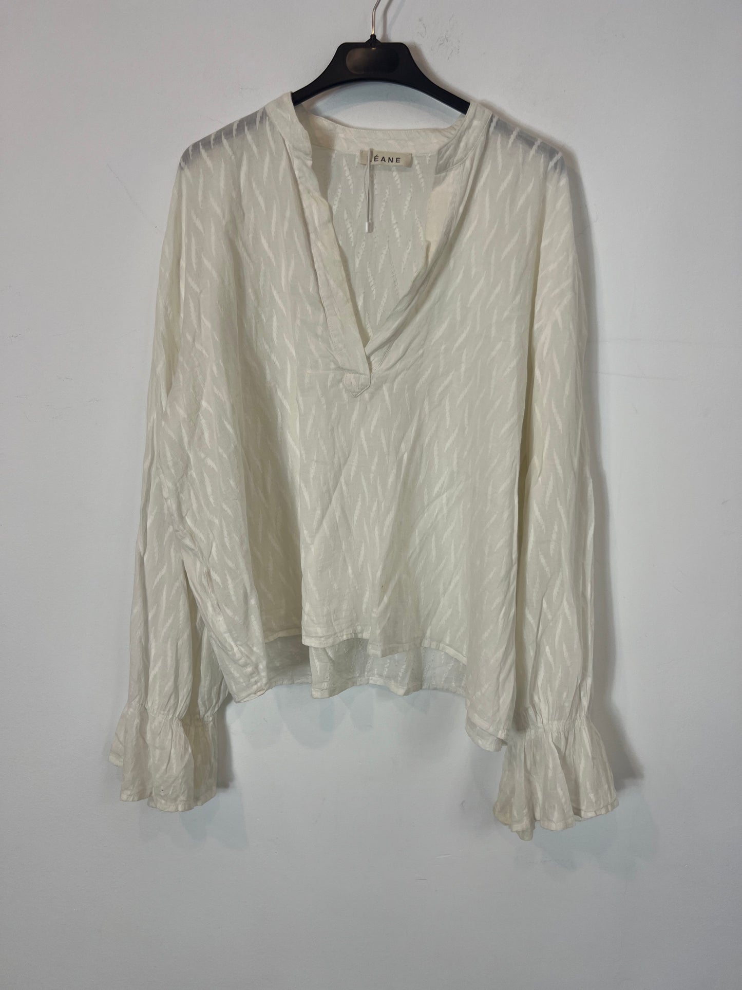 LÉANE STUDIO. White blouse with embroidered details. TS