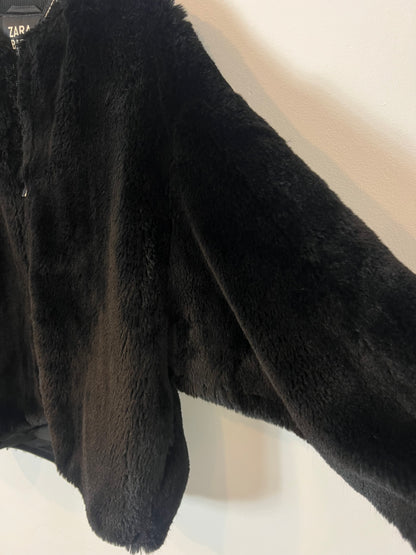 ZARA. Abrigo negro pelo. T S
