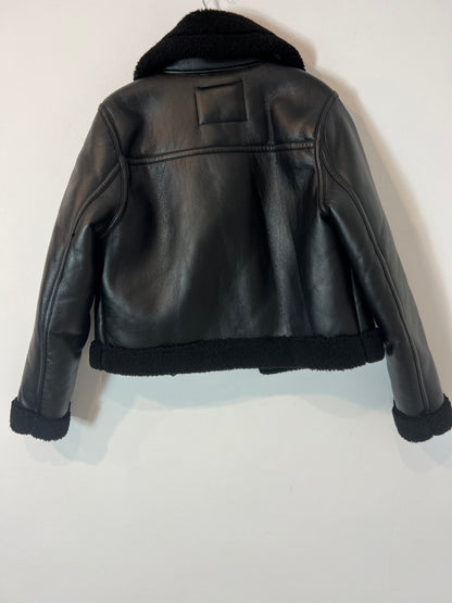 ZARA. Biker negra efecto piel con borrego. T S