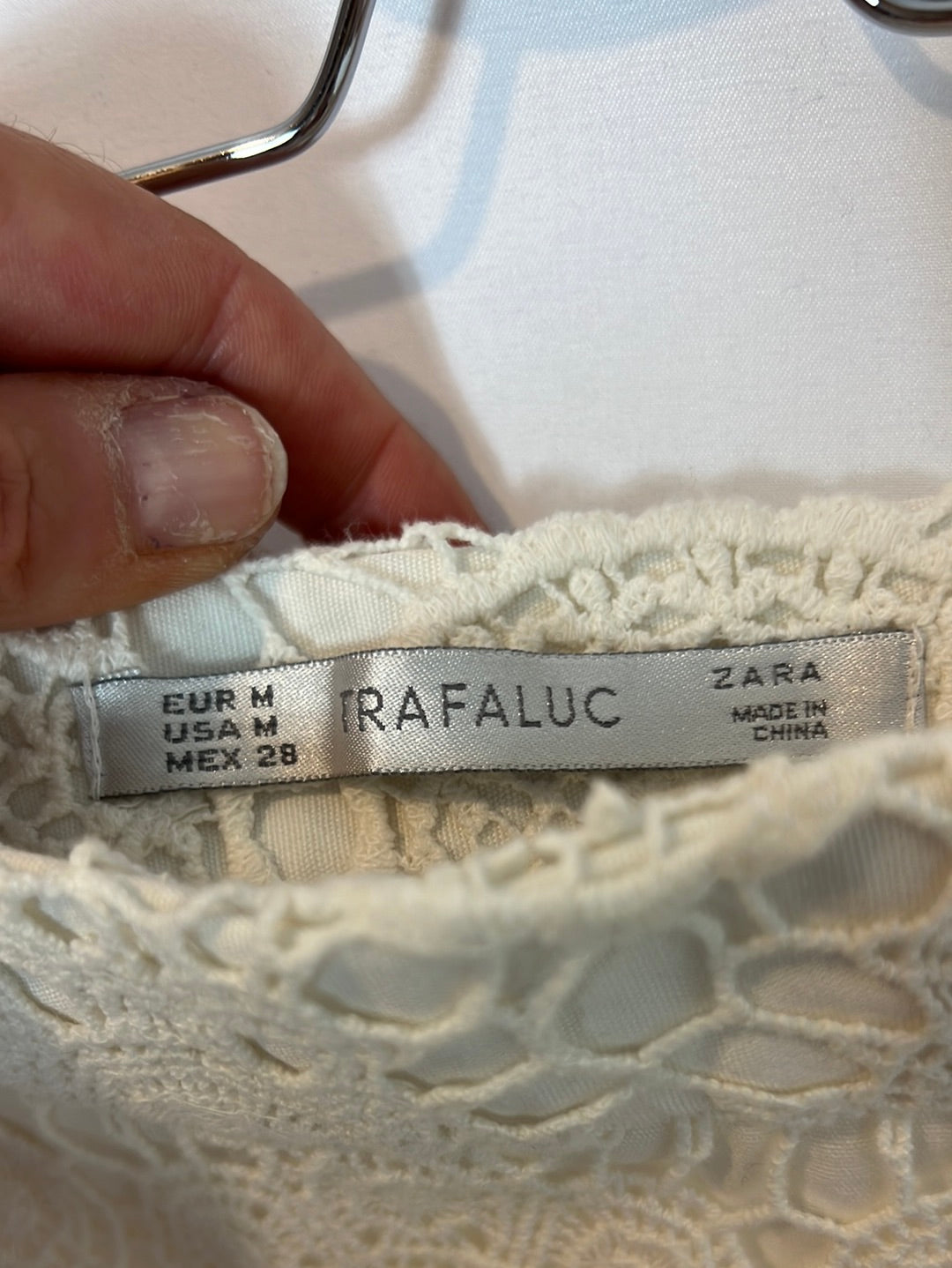 ZARA. Falda corta blanca crochet. T M