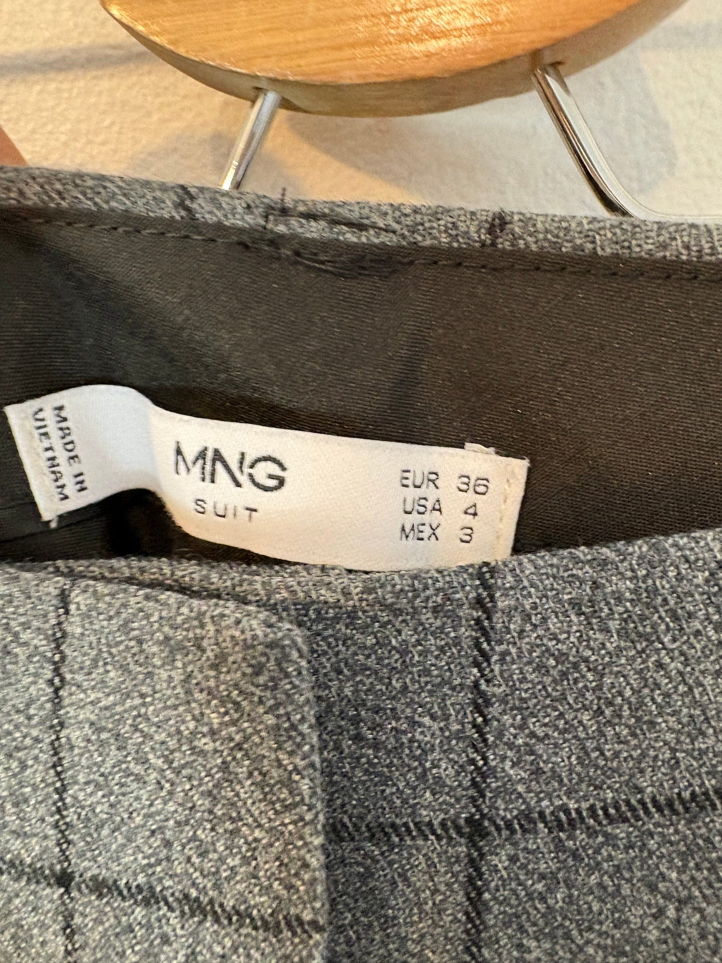 MANGO. Pantalón gris cuadros