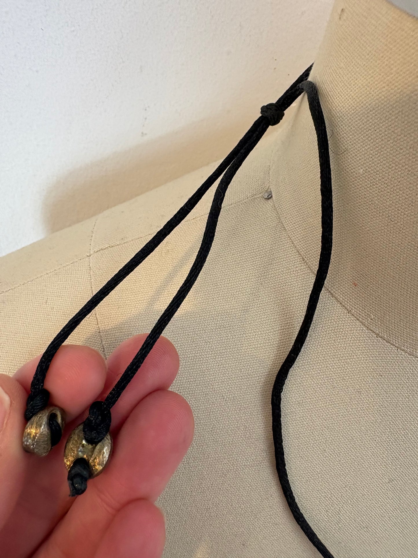 OTRAS. Collar ajustable hoja dorada