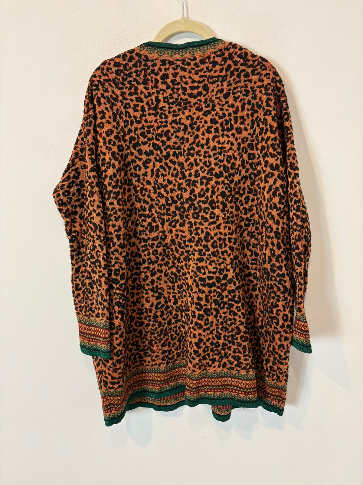 ZARA. Cárdigan animal print hilos metalizados