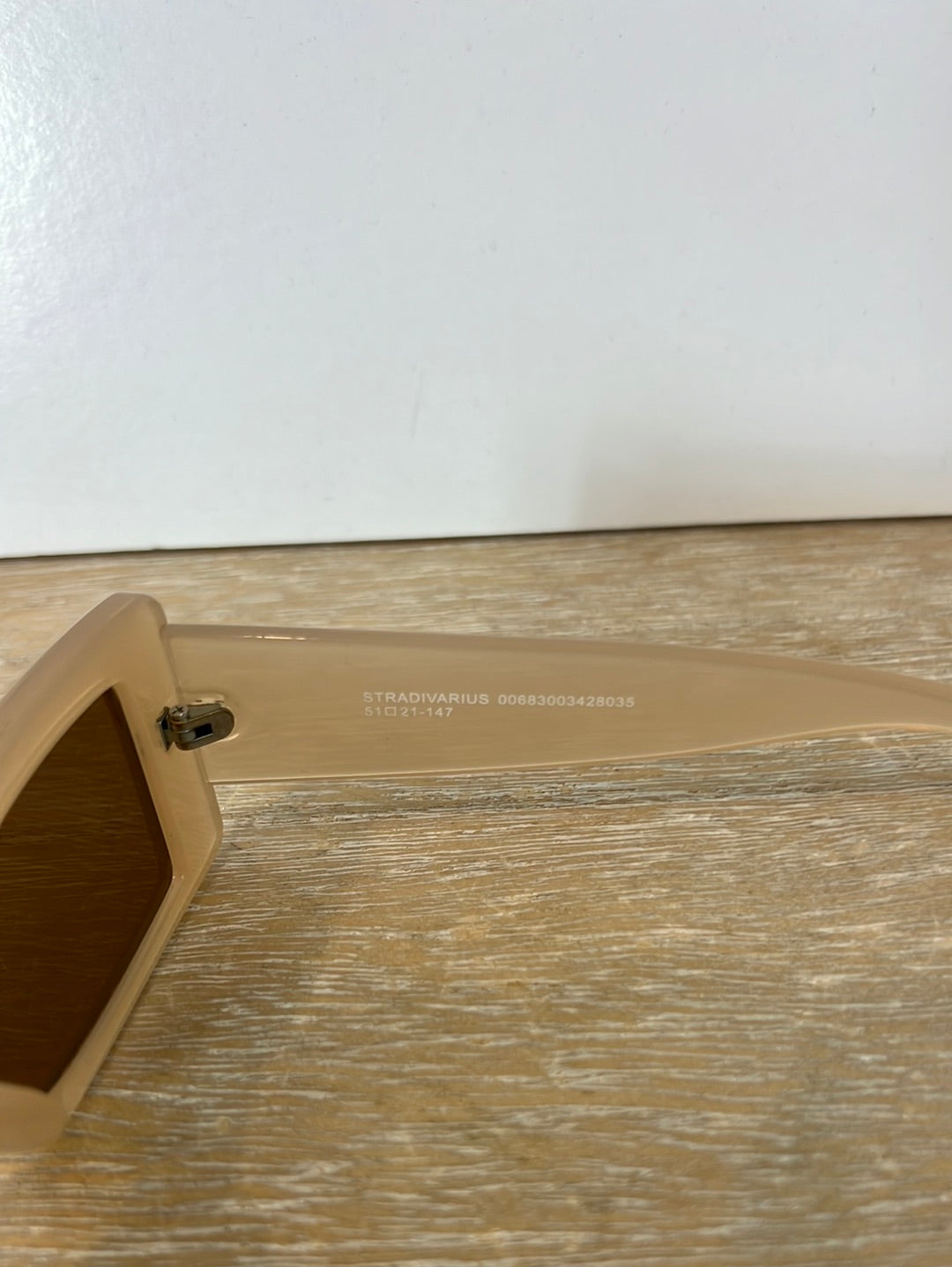 OTRAS. Gafas de sol beige semitransparentes