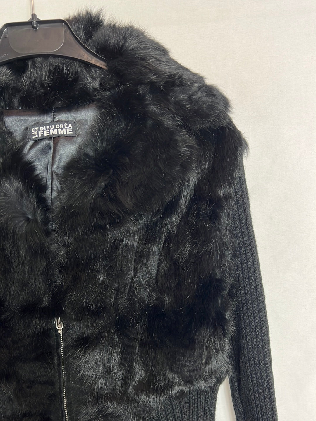 ET DIEU CRÉA LA FEMME. Chaqueta negra pelo natural. T 40