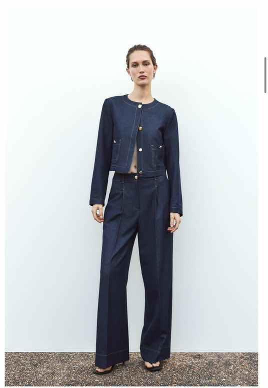 ZARA. Total look denim detalle costuras