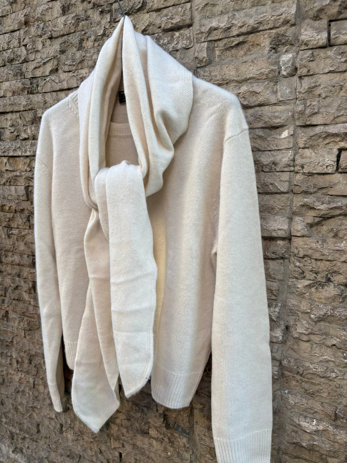 MASSIMO DUTTI. Jersey cashmere color crudo bufanda