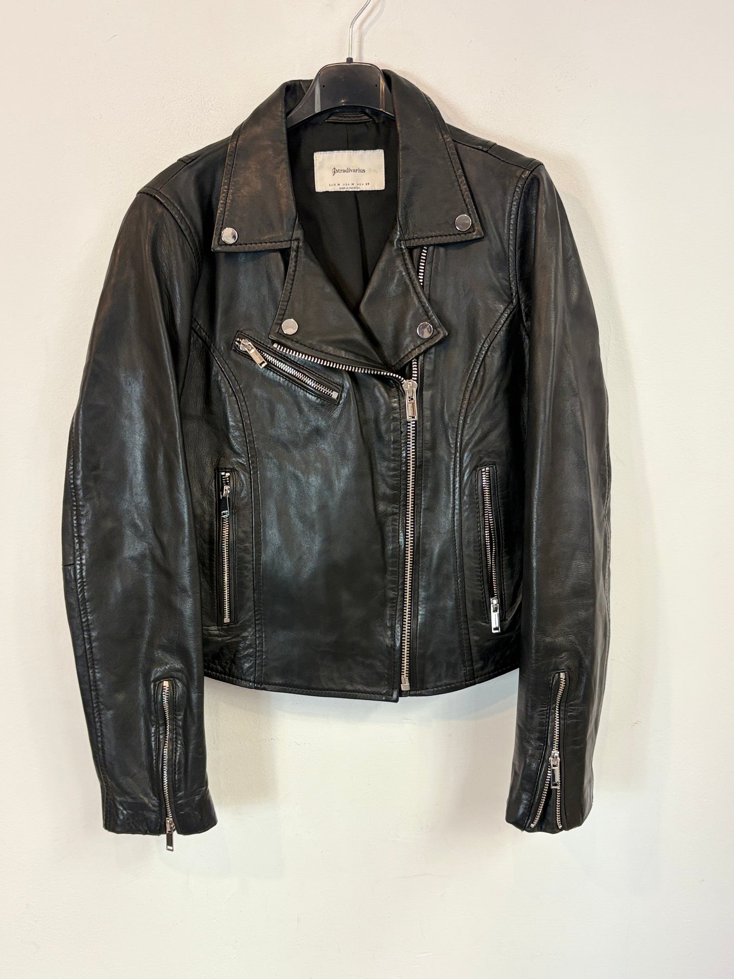 STRADIVARIUS. Cazadora negra piel
