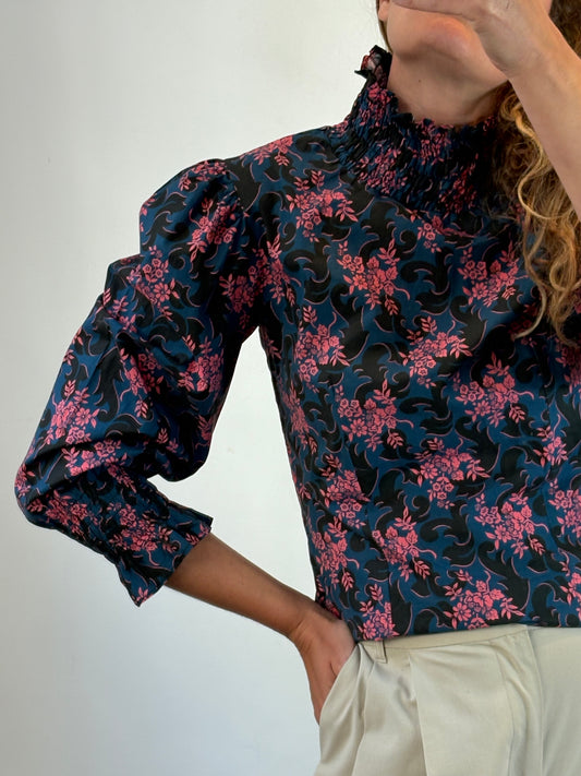 PIETRA. Blusa azul flores rosa