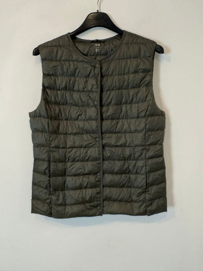 UNIQLO. Chaleco verde ultra ligero