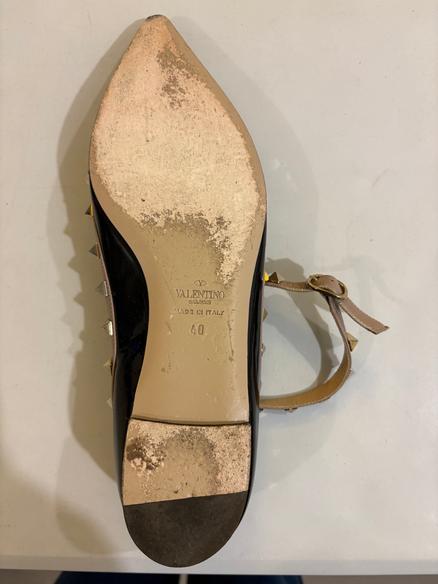 VALENTINO GARAVANI. Bailarina rockstud en negro. T 40 (tara)