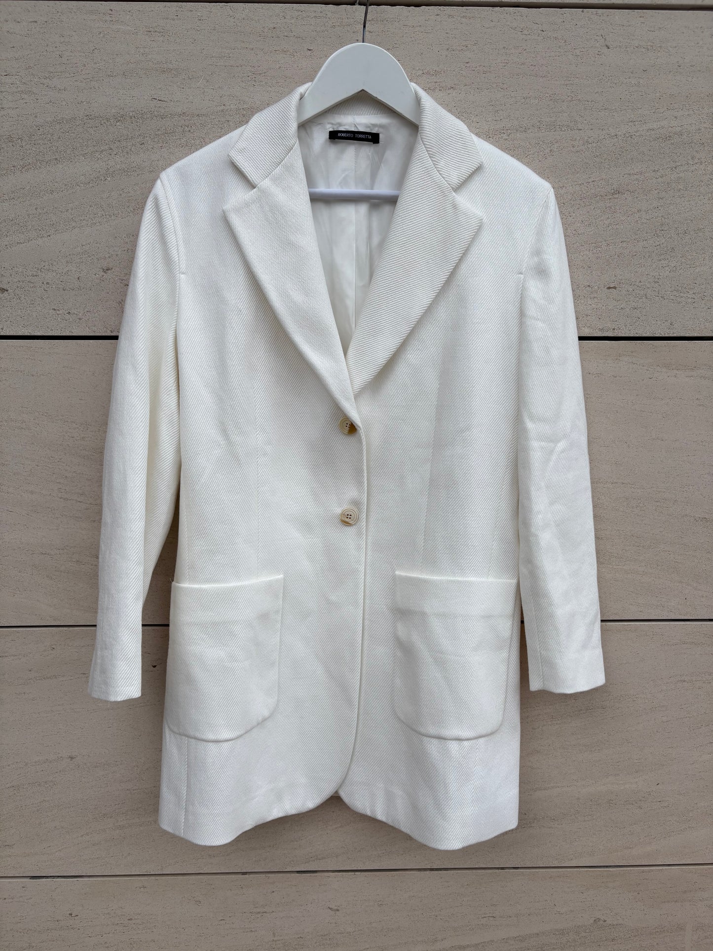 ROBERTO TORRETTA. Chaqueta larga blanca textura