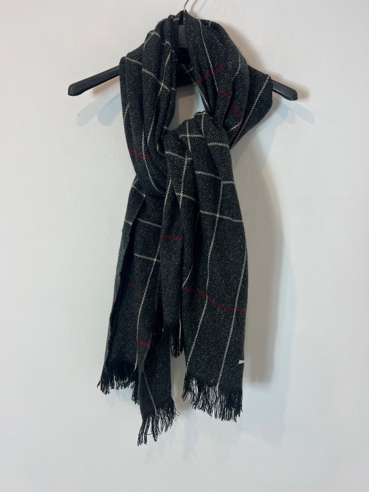 OTRAS. Bufanda gris hilos brillo