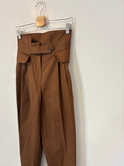 NAME THE BRAND. Pantalón marrón pinzas