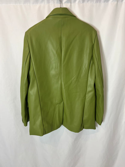 BERSHKA. Blazer verde efecto piel  T.xs