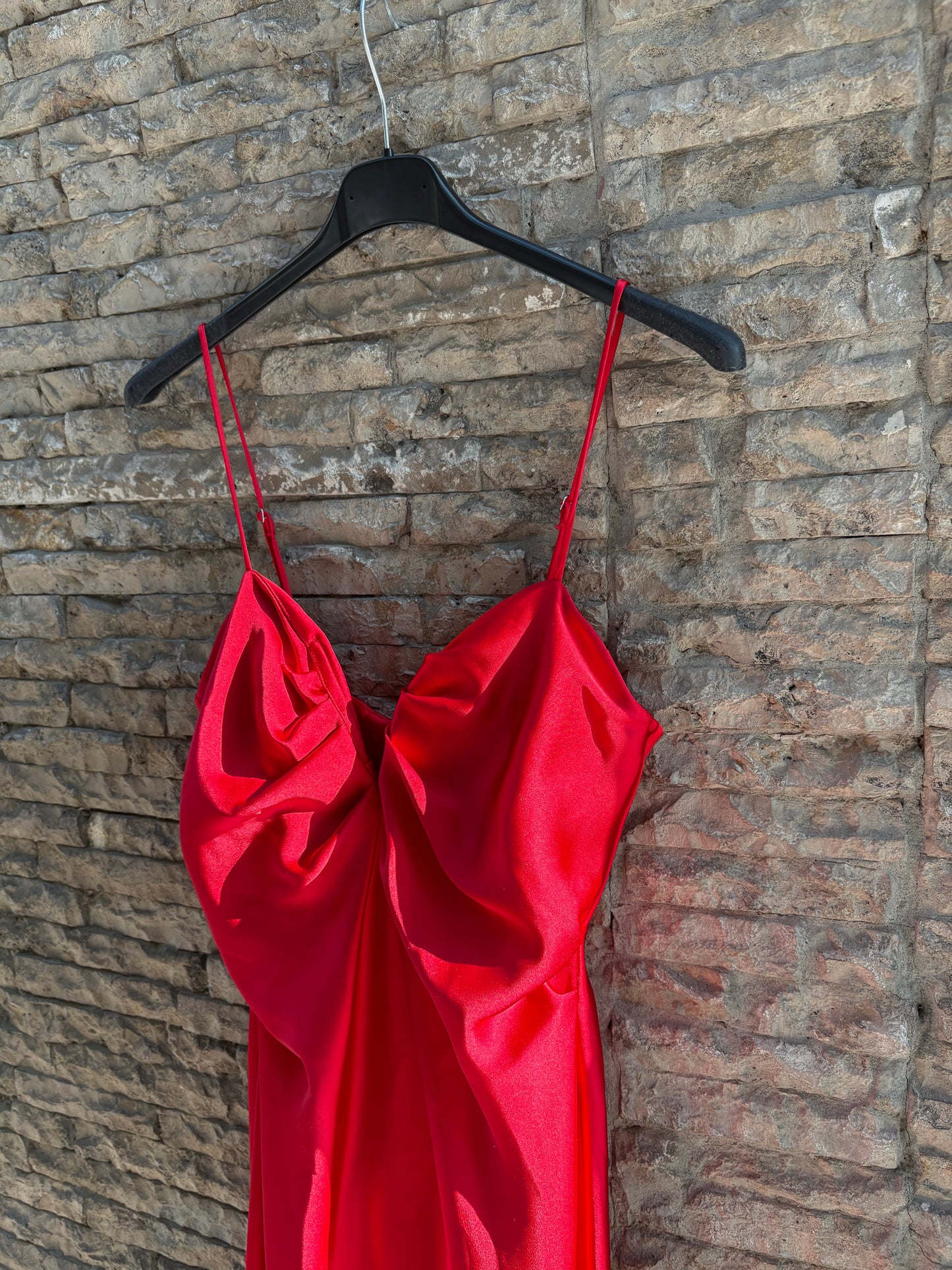 ZARA. Vestido largo satinado rojo