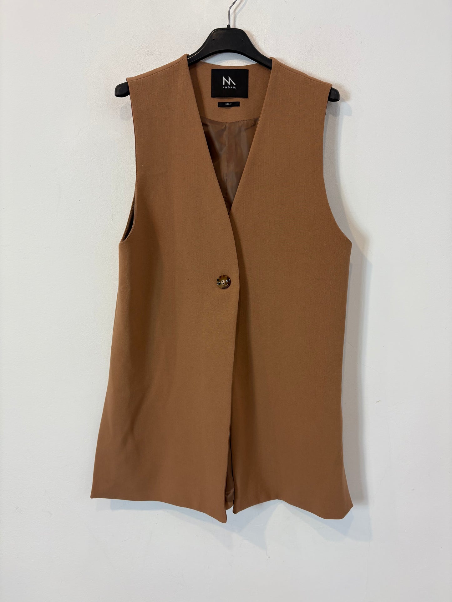 Total look pantalón y chaleco camel