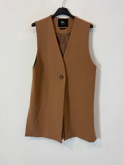 Total look pantalón y chaleco camel