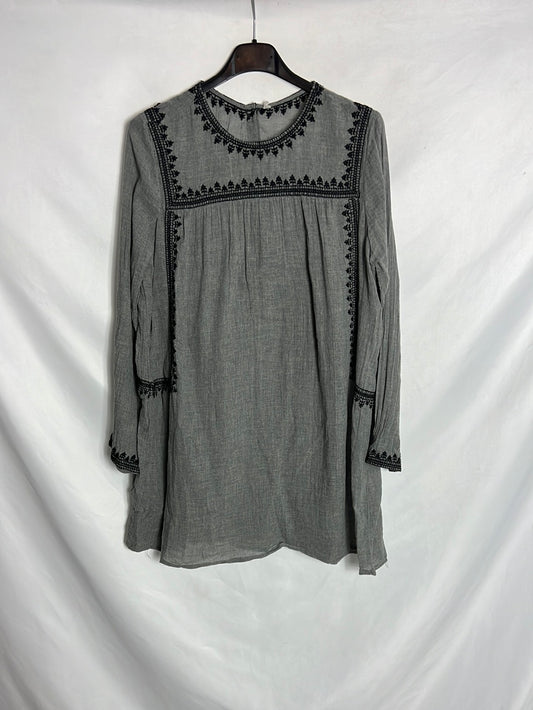 OTRAS. Vestido corto gris bordados. TS