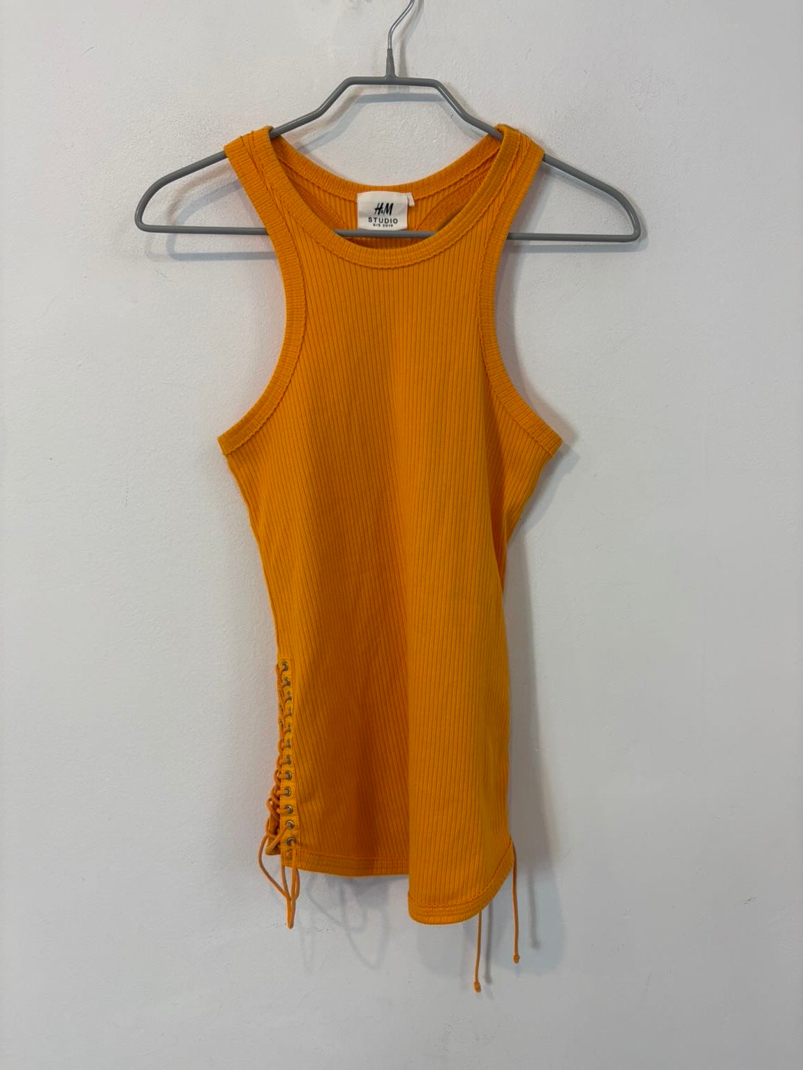 H&M STUDIO. Top naranja cuerdas
