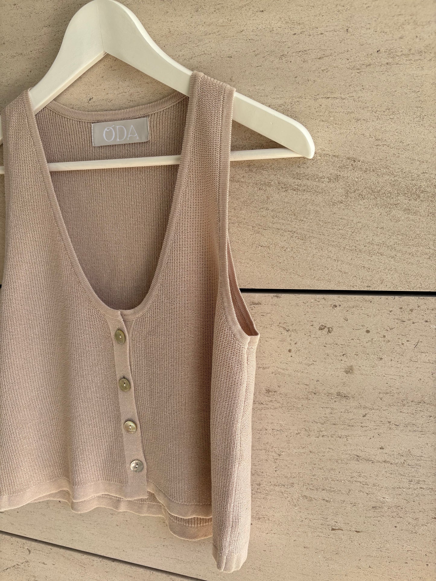 ODA. Top punto beige abotonado