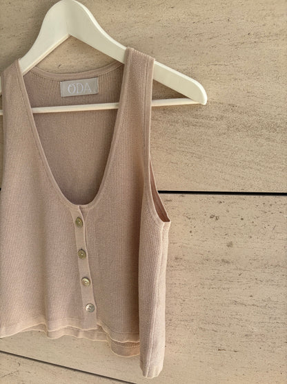 ODA. Top punto beige abotonado