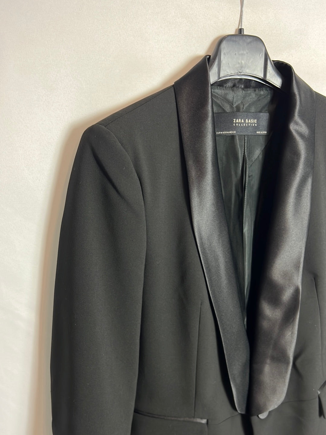 ZARA. Blazer negra solapa satinado. T M