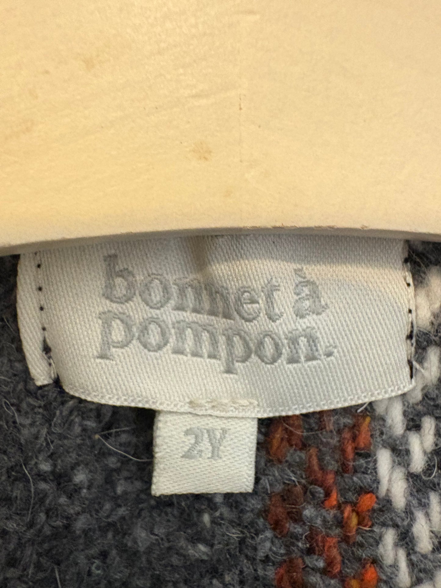 BONNET A POMPÓN . Abrigo cuadros con lana