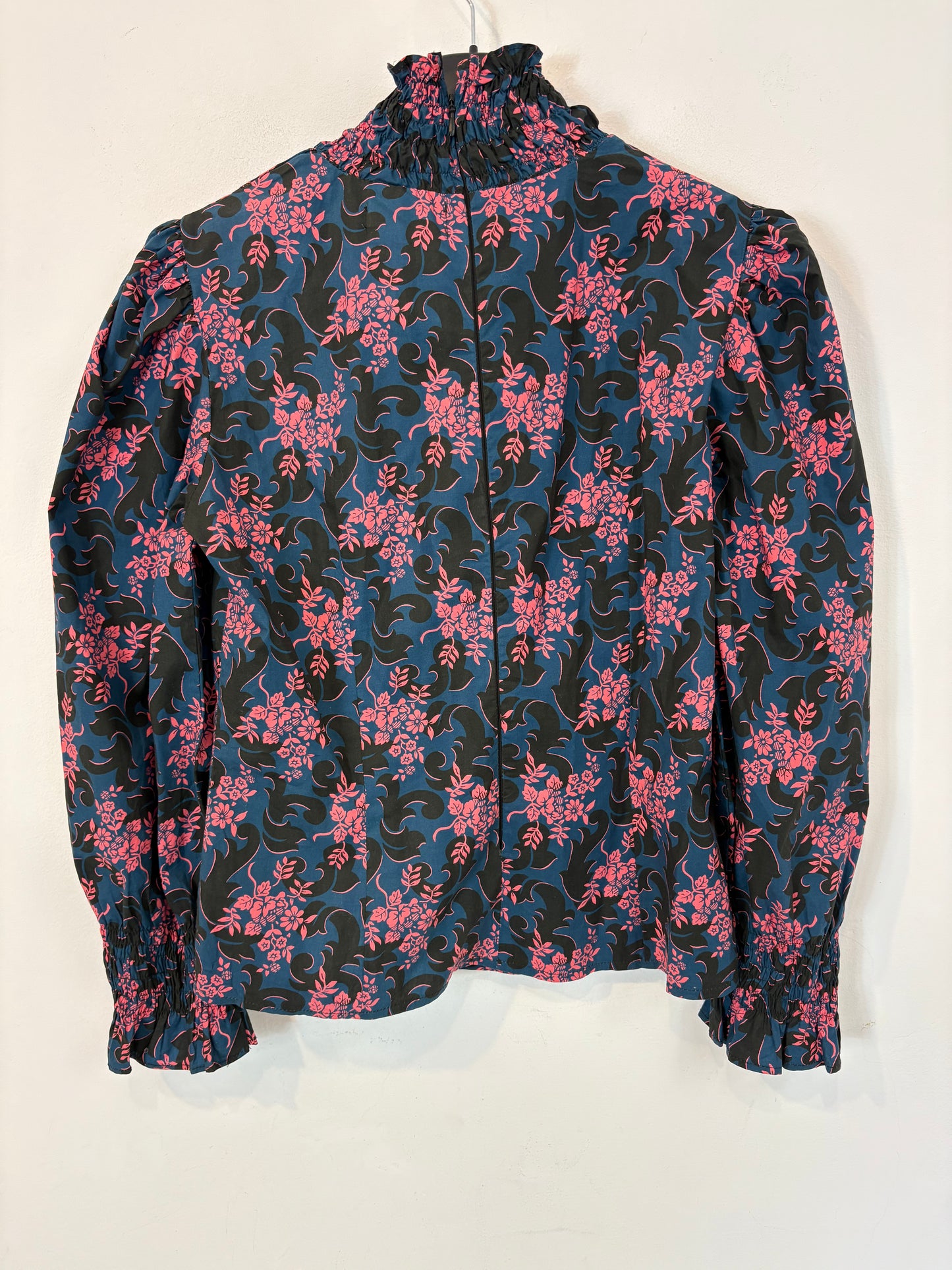 PIETRA. Blusa azul flores rosa