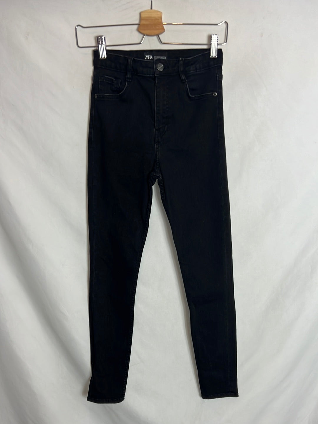 ZARA. Pantalón pitillo negro cintura alta. T 36