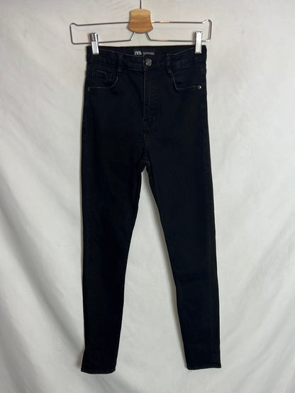 ZARA. Pantalón pitillo negro cintura alta. T 36