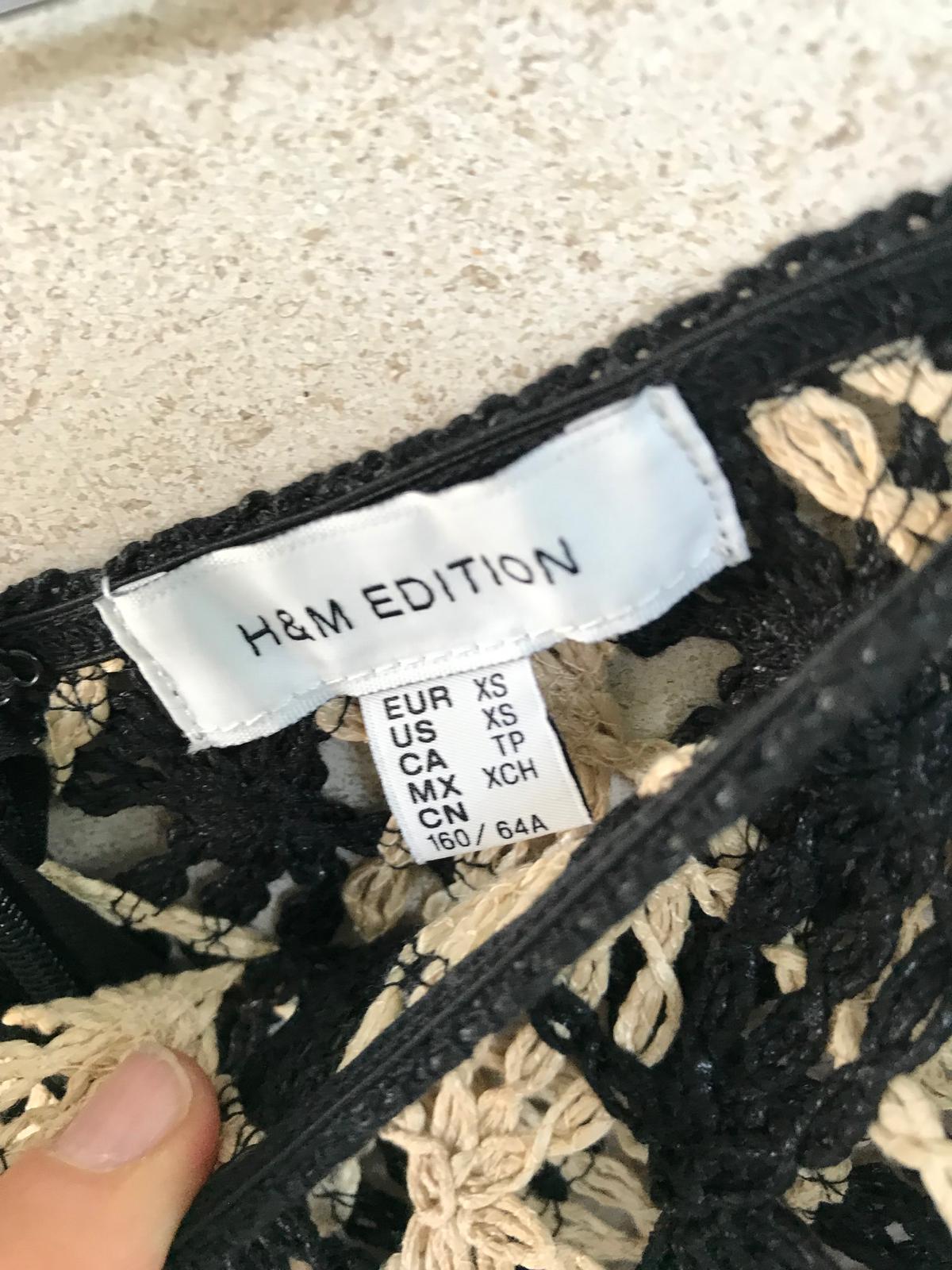 H&M EDITION. Falda croché textura beige y negra