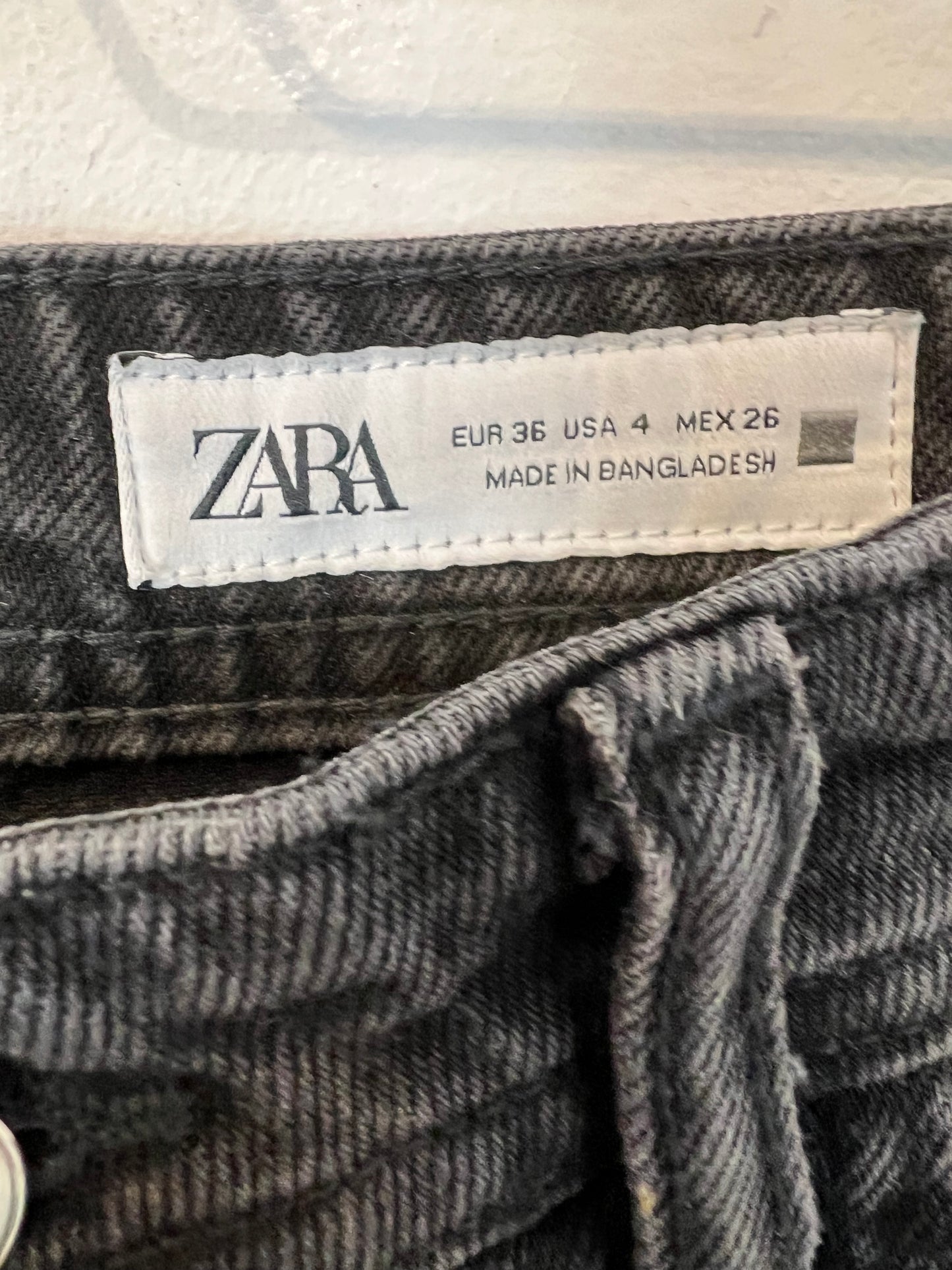 ZARA. Denim estilo momfit gris oscuro. T 36