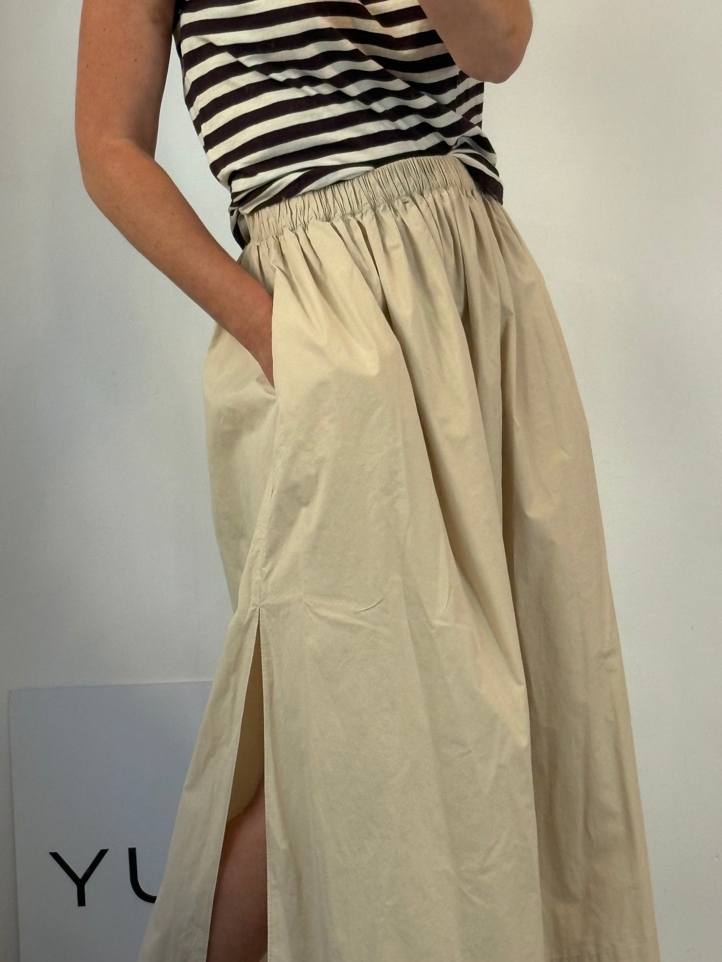 MASSIMO DUTTI. Falda larga beige bolsillos