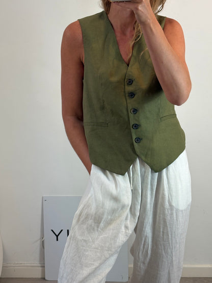 ZARA. Conjunto bermuda y chaleco verde mezcla